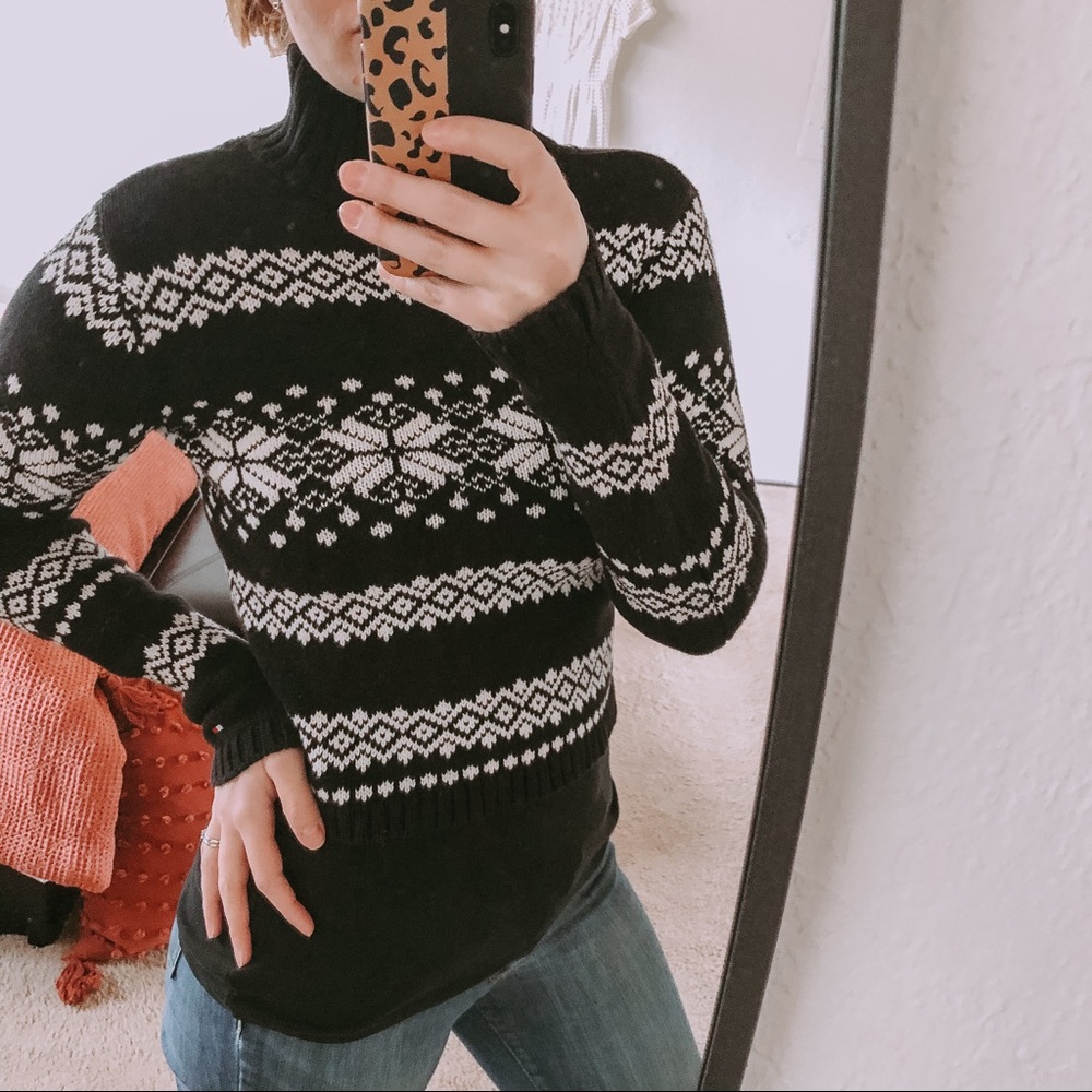 Tommy Hilfiger snowflake knit crop sweater small